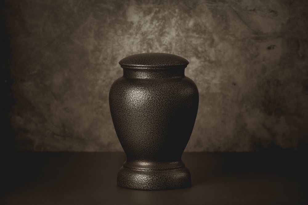 What are the different ways in which cremated remains can be scattered?
